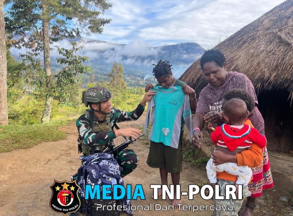 Pakaian Gratis Satgas Yonif 323 Buaya Putih, Bahagiakan Masyarakat Jenggernok