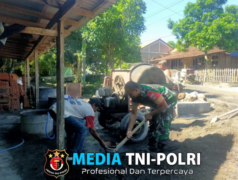 Babinsa Berikan Sentuhan Kemanusiaan, Bantu Rehab Rumah Suratno