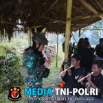 Warga Arugia Semangat Latihan Musik Bersama Satgas Habema