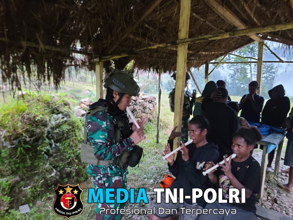 Warga Arugia Semangat Latihan Musik Bersama Satgas Habema