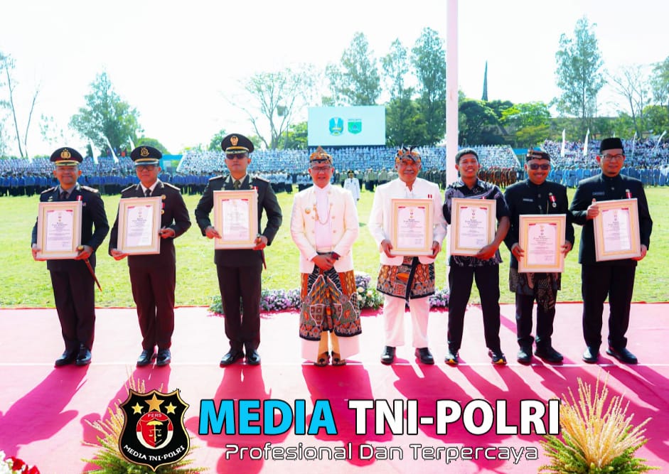 Dandim 0818/Malang-Batu Terima Penghargaan dalam Upacara Peringatan Hari Jadi Jawa Timur dan Kota Batu