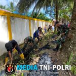 Satgas Pamtas Yonarmed 11 Kostrad Gelar Karya Bakti Pembersihan Jalan di Desa Aji Kuning