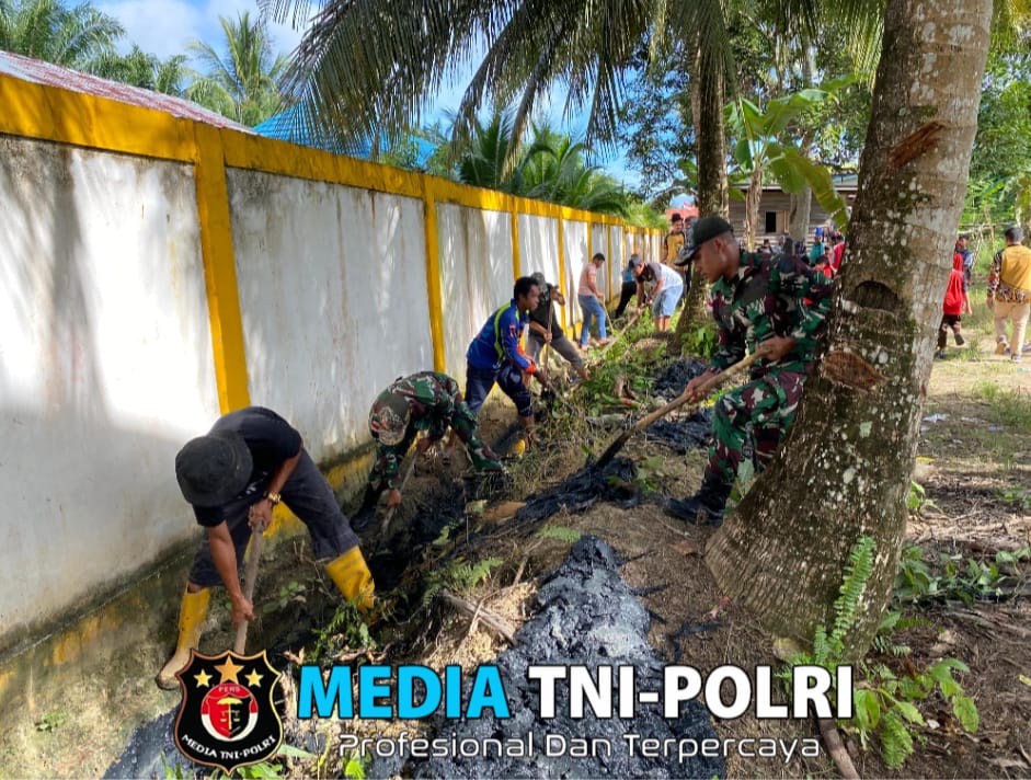 Satgas Pamtas Yonarmed 11 Kostrad Gelar Karya Bakti Pembersihan Jalan di Desa Aji Kuning