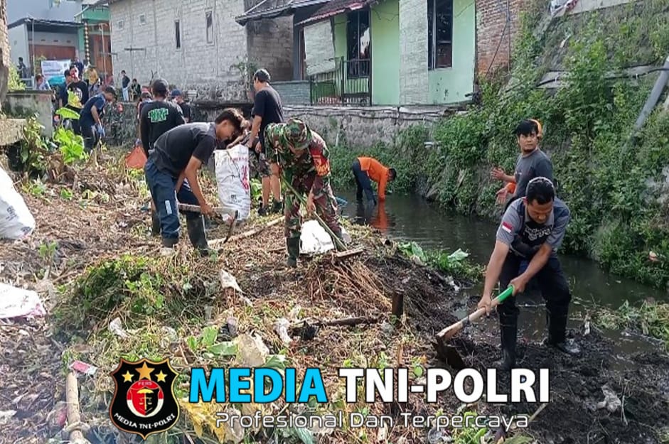 Sertu M. Nurhasan Babinsa Kelurahan Ngadirejo Bersama Warga Lakukan Aksi Bersih Kali Hulu