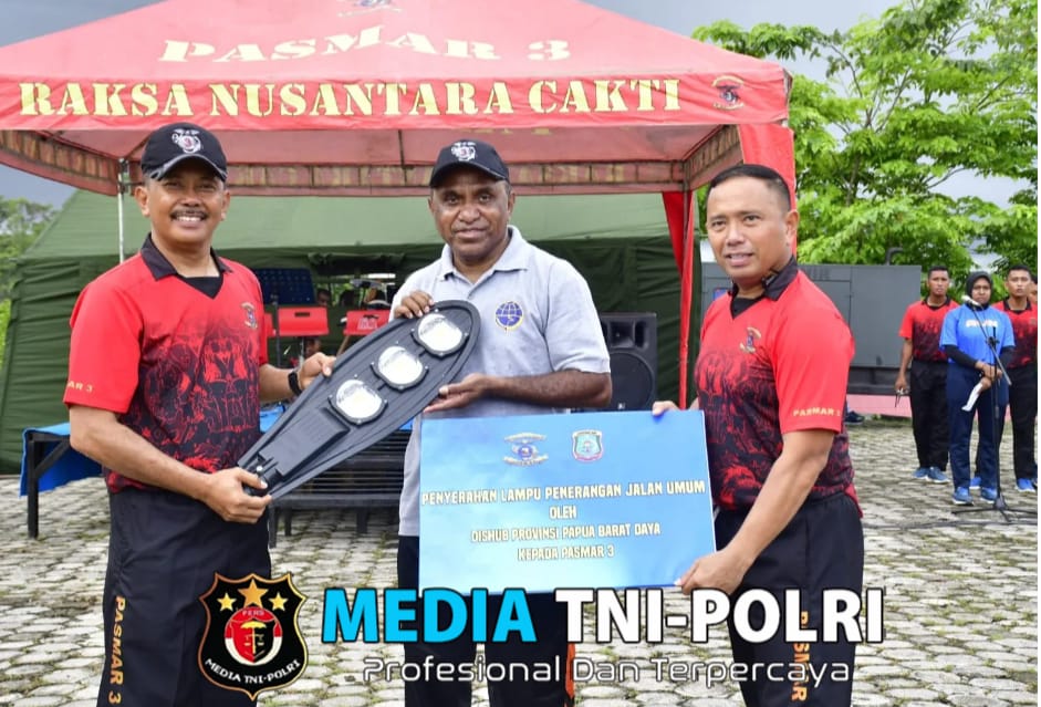 Komandan Pasmar 3 Terima Secara Simbolis Sapras dan Fasilitas Penerangan Jalan Umum Dari Dishub Provinsi Papua Barat Daya