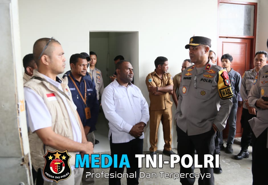 Wakapolda Papua Barat Tinjau Pengamanan Kedatangan Logistik Surat Suara di Bandara Rendani