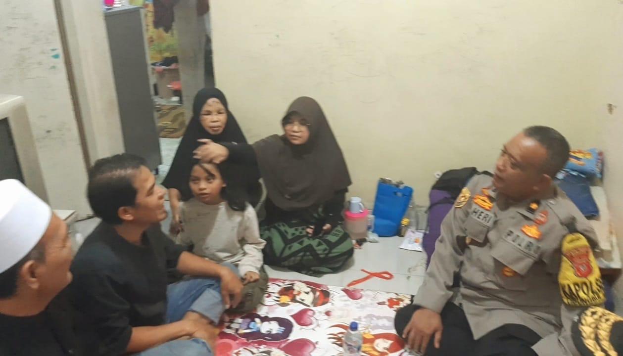 Kapolsek Cibungbulang Bersama Anggota Polsek Berikan Trauma Healing Kepada Keluarga Korban Perampokan Cimayang Bogor