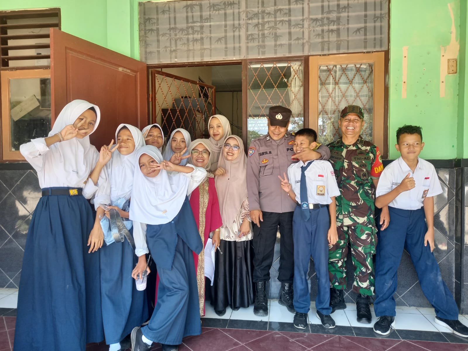 Sinergitas TNI Polri Wilayah Hukum Polsek Dramaga Coling Sistem Cipta Kondisi ke Sekolah SMP Negeri 2 Dramaga Ajak Pelajar Jaga dan Beri Himbauan Kamtibmas 