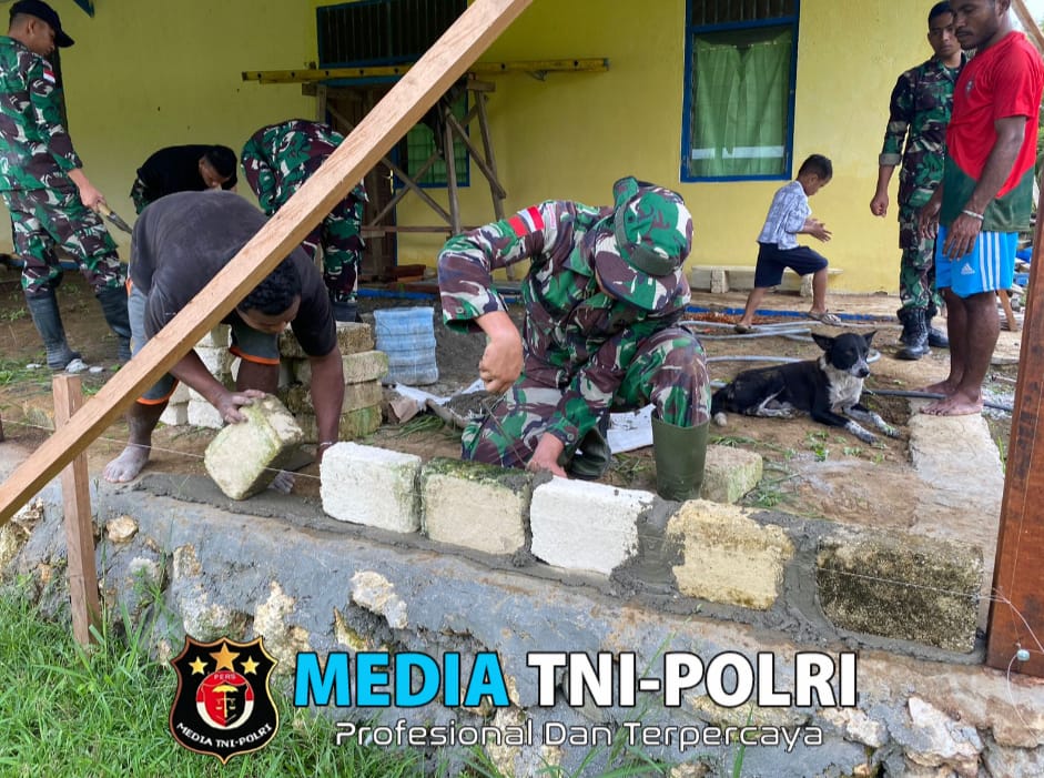 Satgas Yonif 131/BRS Bantu Bangun Rumah Warga Kampung Scofro