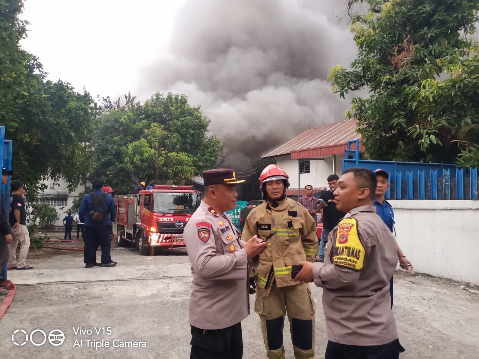 Polsek Cibinong Bersama Instansi Terkait Cek Lokasi TKP Kebakaran Pabrik PT Hiqual Motorindo Indonesia 