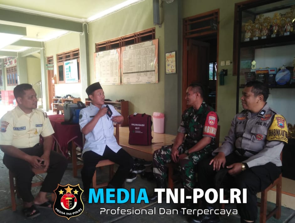 Babinsa dan Bhabinkamtibmas Bersinergi Menjalin Kemitraan Untuk Kemanungalan