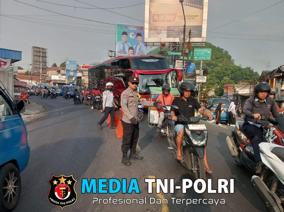Anggota Polsek Ciampea Giat COOLING Sistem, Laksanakan Kegiatan Pengaturan lalu-lintas Cipta Kondisi Agar Aman Tertib dan Kondusif Bagi Pengguna Jalan Raya Serta Mendukung Pilkada Serentak Mantap Praja 2024