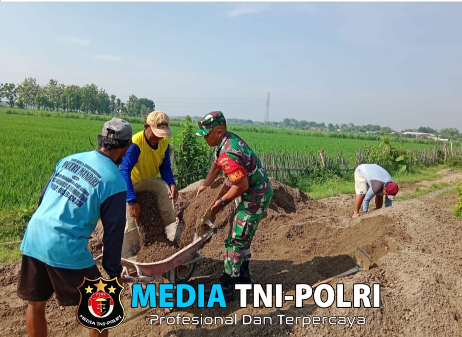 Babinsa Berjibaku di Jalan, Bantu Warga Pengurukan Jalan Demi Kelancaran Akses   