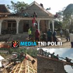 Membangun Keharmonisan Dengan Rakyat, Babinsa Desa Ponggok Bantu Warga Bangun Rumah