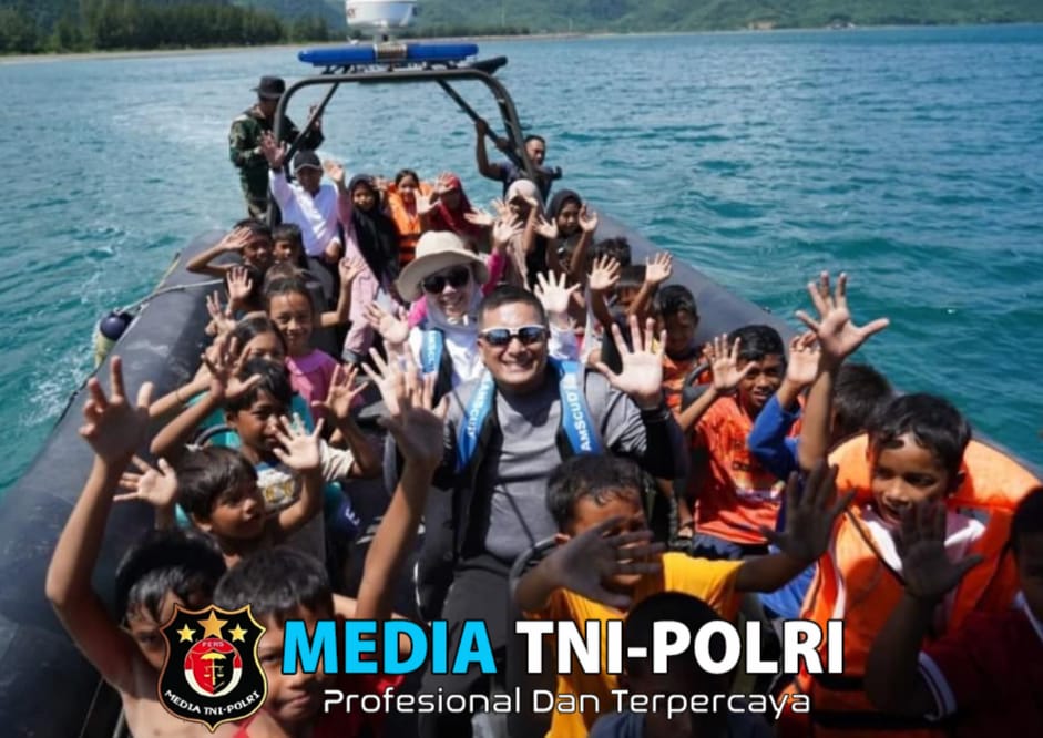 Pangdam Iskandar muda Ajak Anak-Anak Nelayan Naik Kapal Rigid Inflatable Boat