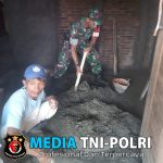 Babinsa Gotong Royong Renovasi Rumah Warga, Tunjukkan Kepedulian TNI