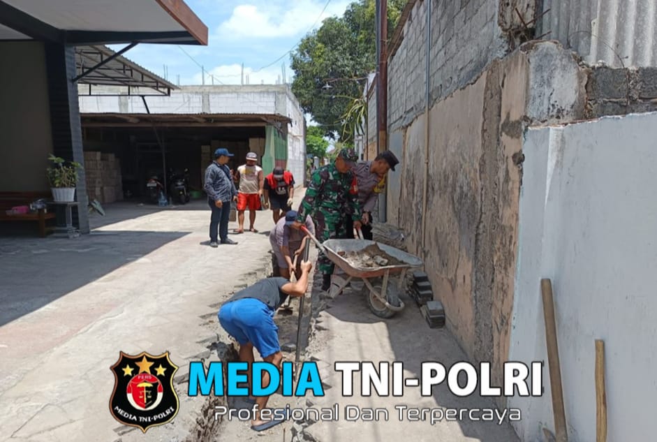 Babinsa Bersama Warga Bersihkan Galian Drainase di Kelurahan Karang Tengah
