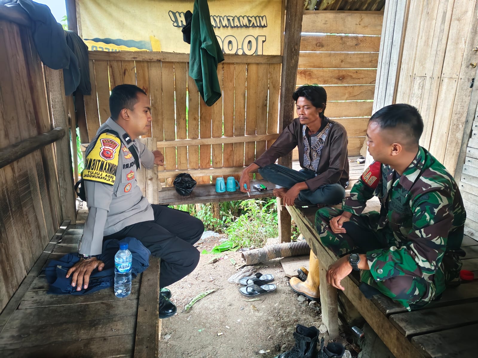 Bhabinkamtibmas Wilayah Hukum Polsek Klapanunggal Giat COOLING Sistem Jalin Kedekatan Dengan Warga Binaan Ajak Jaga Kondusifitas Wilayah Dan Ciota Kondisi Pilkada Serentak 2024 Mantap Praja Yang Masih Berlangsung