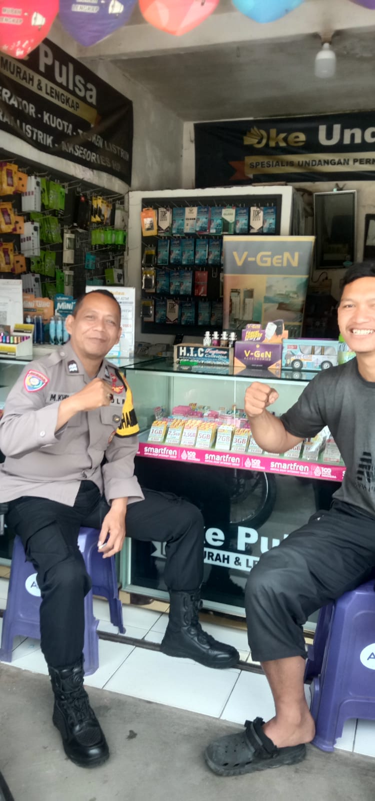 Bhabinkamtibmas Wilayah Hukum Megamendung Hadir di Tengah – Tengah Masyarakat Demi Menciptakan Situasi Yang Kondusif dan Ajak Jaga Kamtibmas 