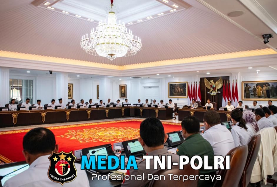 Presiden Prabowo Subianto Memimpin Sidang Kabinet Paripurna, di Kantor Presiden, Kompleks Istana Kepresidenan