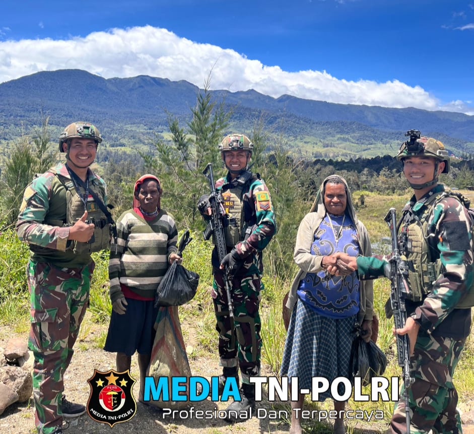 Paket Sembako Satgas Habema Disambut Antusias Warga Jigunggi