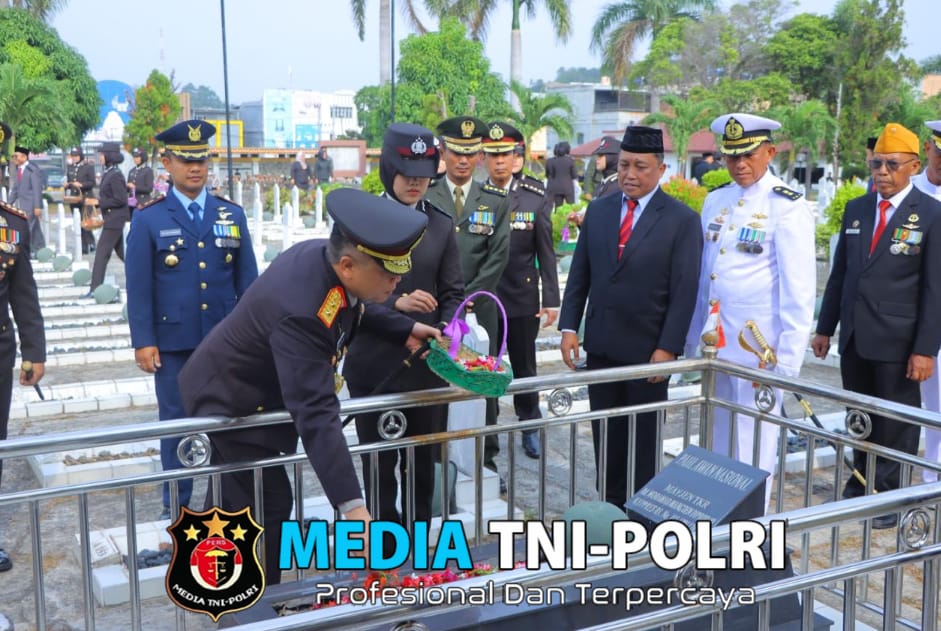 Kapolda Lampung Irjen Helmy Santika Pimpin Ziarah Hari Pahlawan di Makam Pahlawan