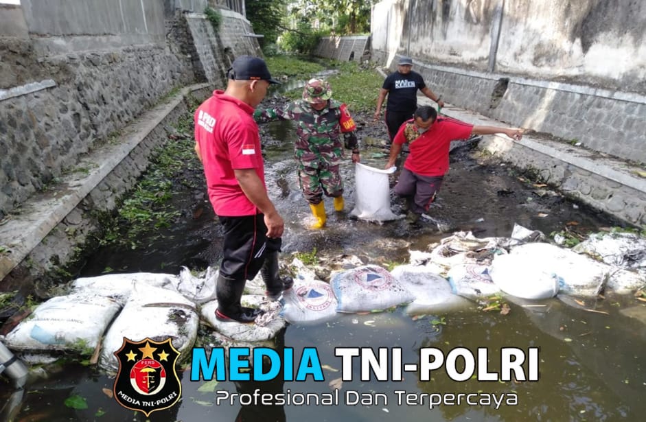 Babinsa Kelurahan Kepanjenkidul Bersama Warga Bangun Tanggul Penahan Abrasi dan Bersihkan Sampah di Sungai