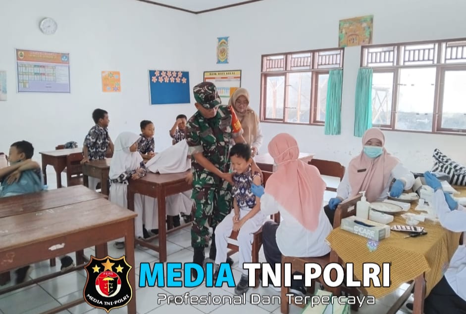 Babinsa Jadi “Superhero” Kecil, Beri Semangat Anak SD Saat Imunisasi BIAS