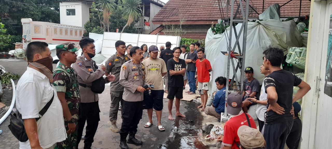 Polsek Gunung Sindur Bersama Team Inafis dan Instansi Terkait Investigasi Penyelidikan dan Olah TKP Terkait Peristiwa Kebakaran PT APIC Devanio Gunung Sindur Kab.Boggr