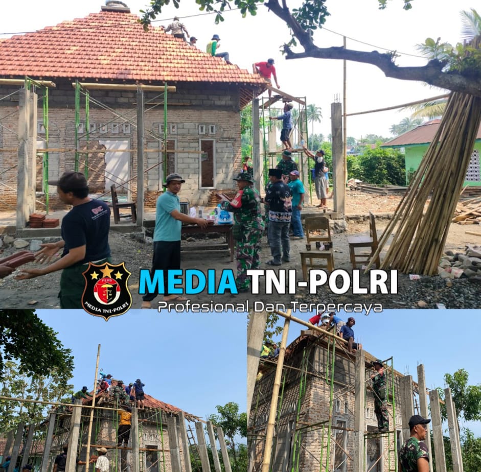 Jaga Hubungan Harmonis, Babinsa Koramil 0808/15 Gandusari Gotong Royong Pemasangan Genteng Mushola UPT SDN Soso 02