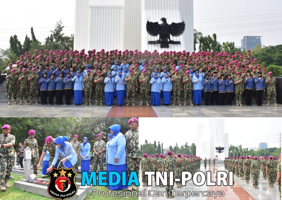 Peringati HUT ke-79 Korps Marinir, Dankormar Pimpin Ziarah di TMPNU Kalibata