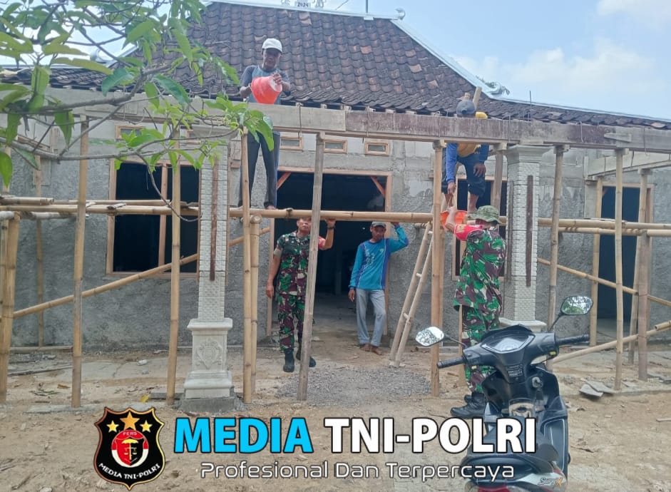 Babinsa Hadir, Bantu Renovasi Rumah Warga