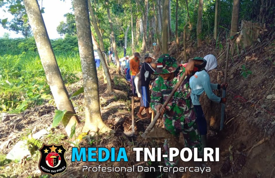 Bersama Warga Babinsa Desa Kebunduren Gotong Royong Bangun Saluran Irigasi
