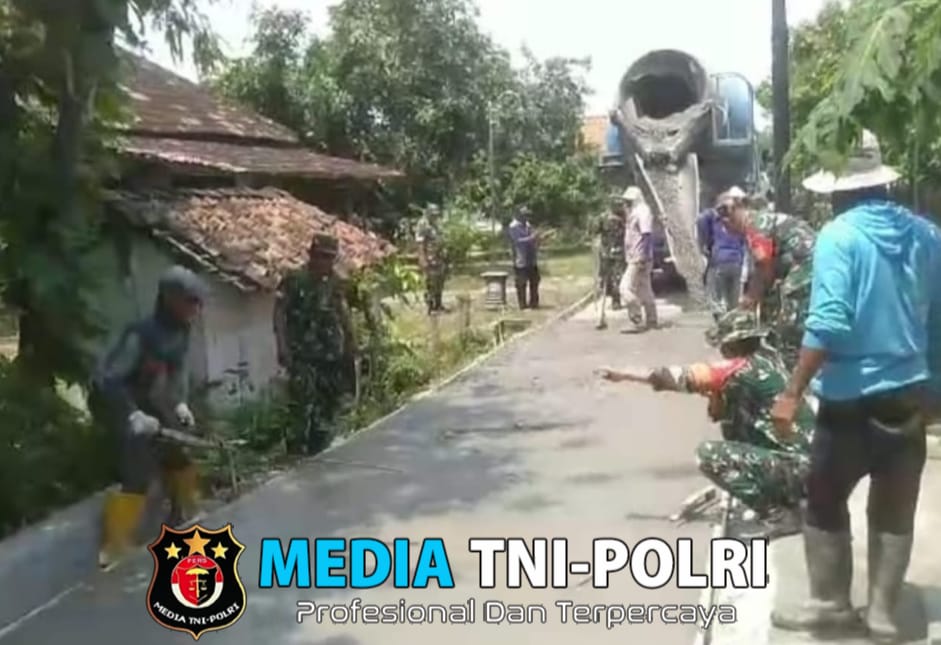 Babinsa Kerja Bakti Pengecoran, Jalan Desa Semakin Mulus