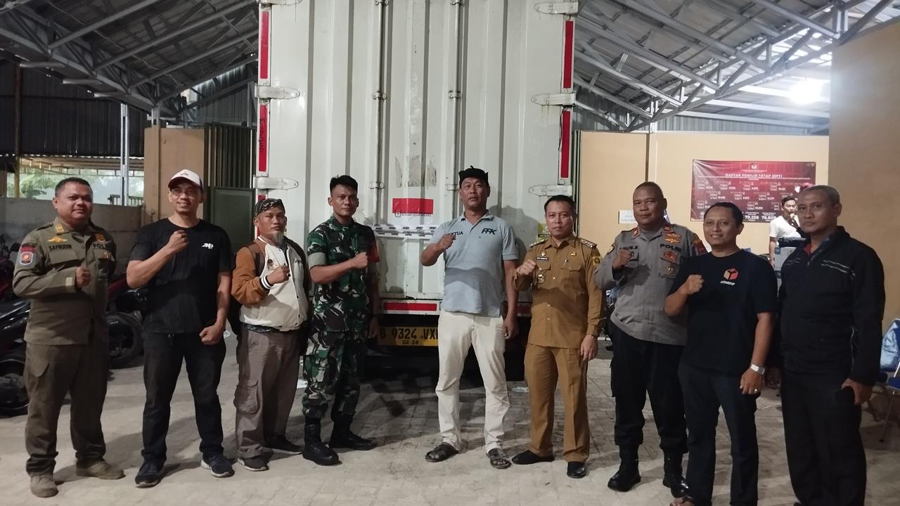 Polsek Citeureup Bersama Instansi Terkait Lakukan Kegiatan Penerimaan Logistik Pilkada 2024 Berupa Kotak Suara dan Surat Suara ke PPK Kec. Citeureup