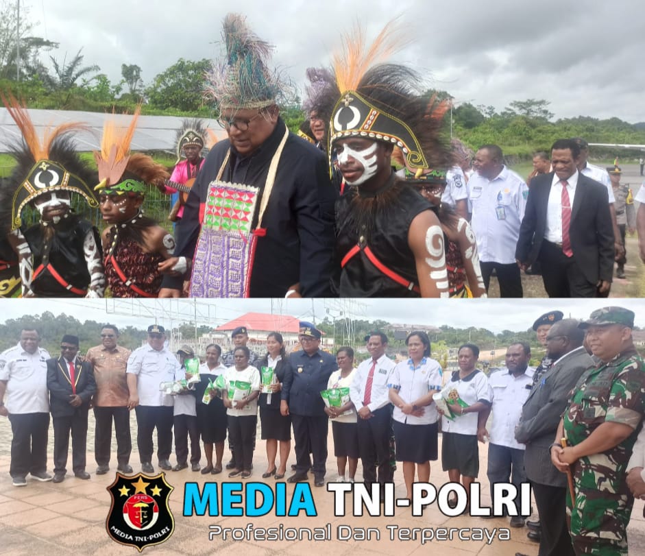 Pj Bupati Maybrat Dampingi PJ Gubernur PBD Bersama Forkopimda Melakukan Peletakan Batu Pertama Pembangunan Perumahan ASN Serta Penyerahan Bantuan di Kabupaten Maybrat