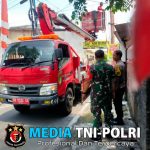 Antisipasi Rawan Pencurian, Babinsa Kemlayan Bantu PLN Pasang Lampu Jalan