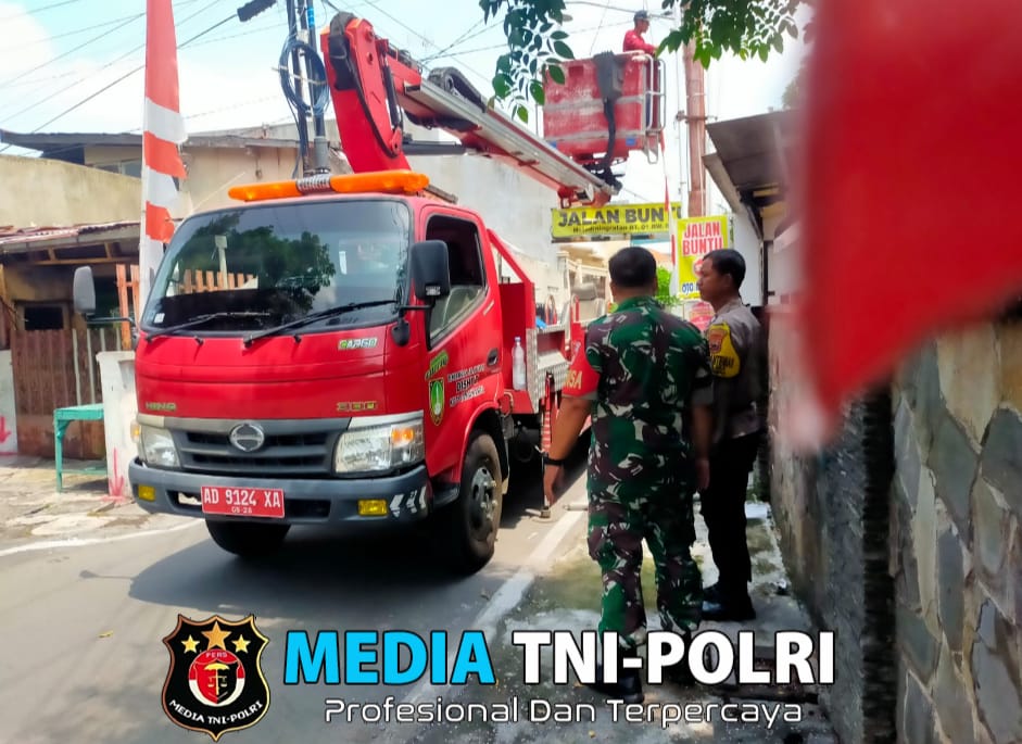 Antisipasi Rawan Pencurian, Babinsa Kemlayan Bantu PLN Pasang Lampu Jalan