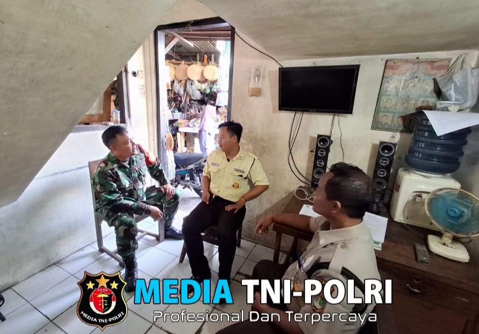 Babinsa Sambangi Pos Satpam Pasar Harjodaksino