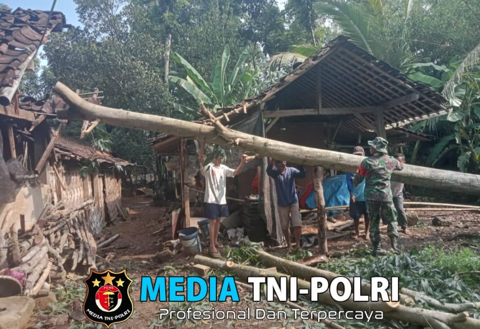Babinsa Klego dan Warga Evakuasi Pohon Tumbang yang Timpa Rumah