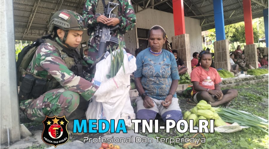 Prajurit Buaya Putih Dongkrak Ekonomi dan Bikin Senyum mama Papua dengan Borong Hasil Tani