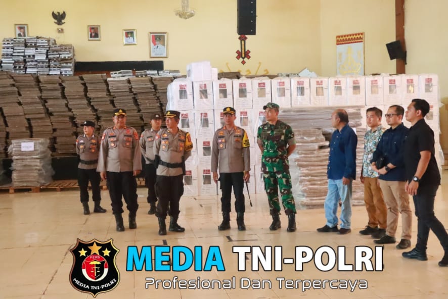 Kapolres Lampung Timur menghadiri langsung acara Pelepasan Logistik Pemilihan Kepala Daerah (Pilkada) menuju Panitia Pemilihan Kecamatan (PPK) di Wilayah Kabupaten Lampung Timur