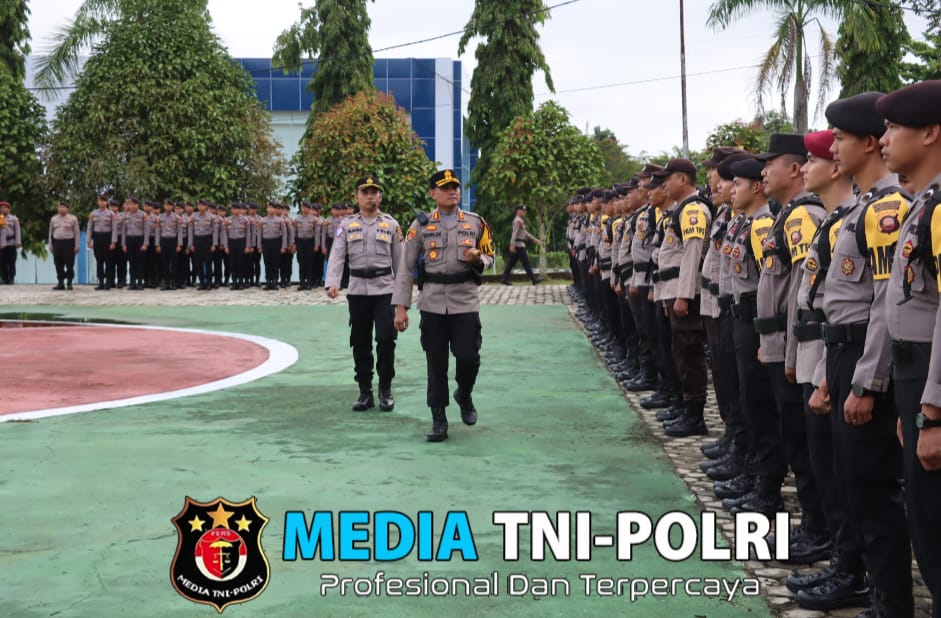 Kapolres Landak Pimpin Apel Pergeseran Pasukan Operasi Mantap Praja Kapuas 2024