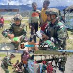 Satgas Yonif 323 Buaya Putih Berbagi Keberkahan Untuk Masyarakat Papua Dengan Membagikan Nasi Bungkus