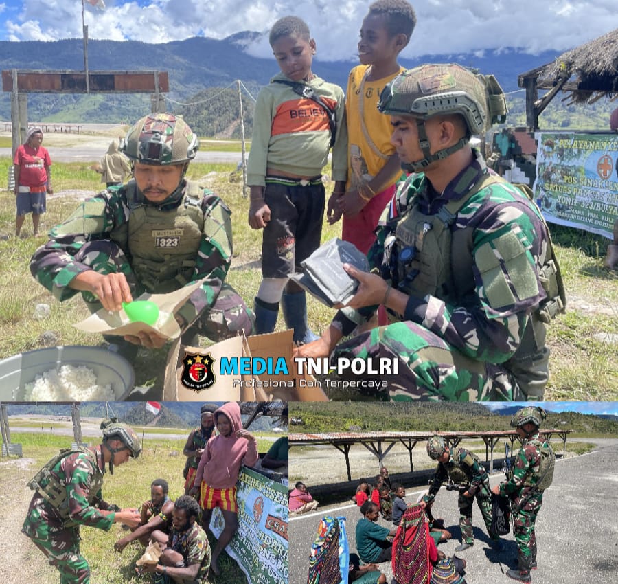 Satgas Yonif 323 Buaya Putih Berbagi Keberkahan Untuk Masyarakat Papua Dengan Membagikan Nasi Bungkus