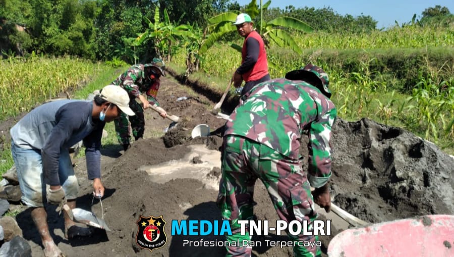 Babinsa Bangun Talud Jalan Kampung Guna Memperkokoh Infrastruktur Desa