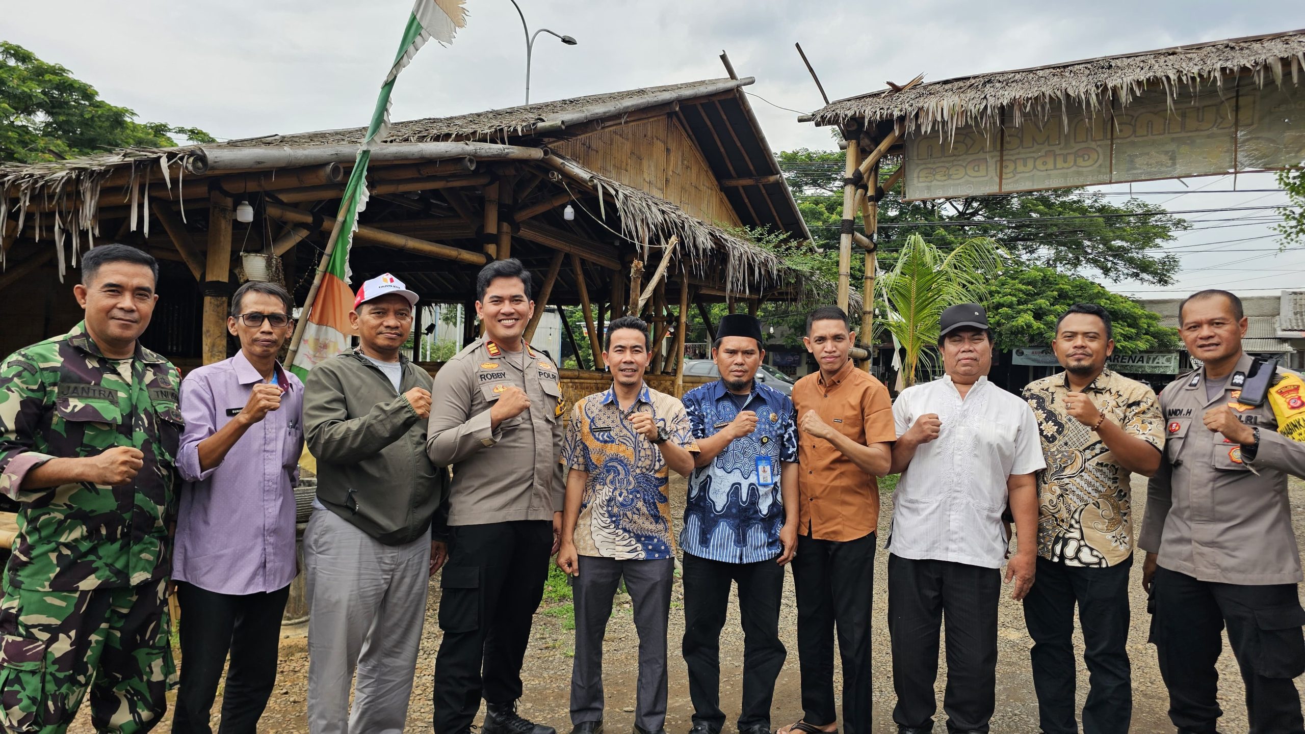 Kapolsek Gunung Putri Bersama Anggota dan TNI Laksanakan Cooling Sistem Pasca Selesaikan Pilkada Mantap Praja Serentak 2024 Berjalan Kondusif