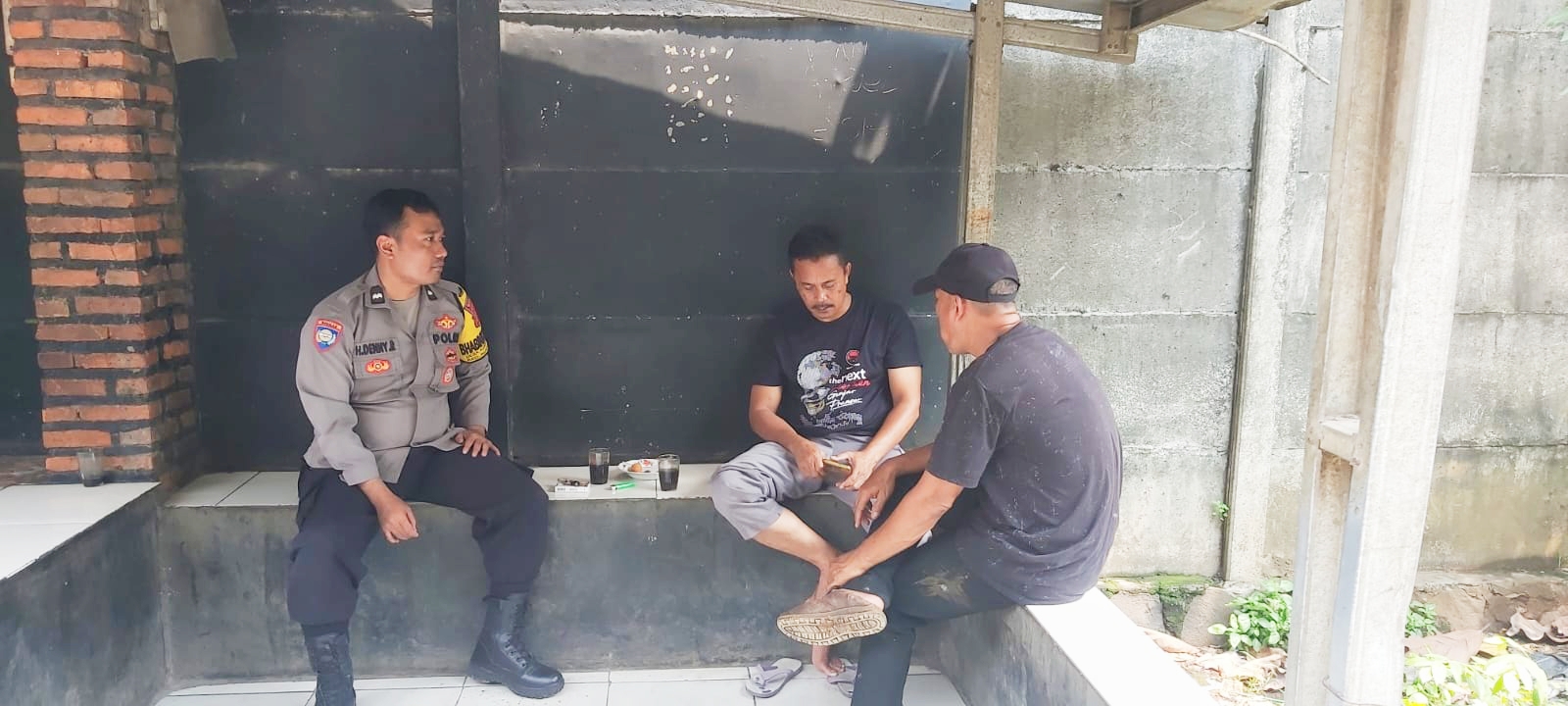 Bhabinkamtibmas Polsek Klapanunggal Giat COOLING Sistem Sambang Dengan Ketua RT Desa Kembangkuning