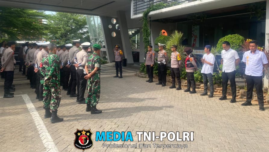 Ratusan Personel Gabungan Polres Pringsewu Amankan Rapat Pleno Rekapitulasi Suara Pilkada Pringsewu 2024