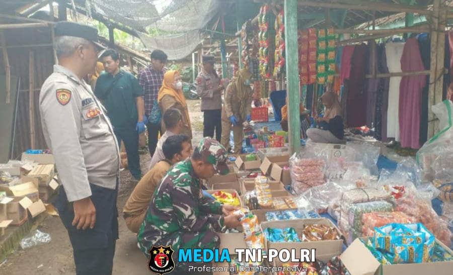 Babinsa Bersama Puskesmas Sambirejo Sidak Makanan Kadaluarsa